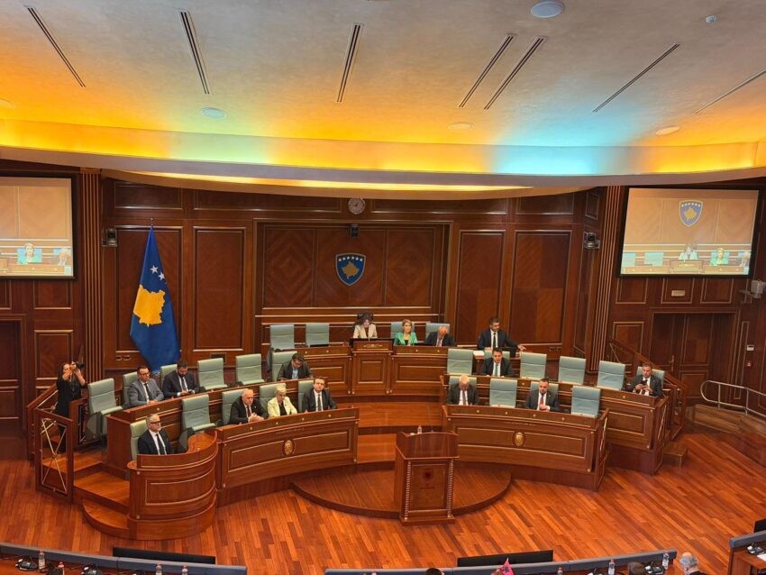 Kuvendi i Kosovës nis punimet me dy orë vonesë, në fokus deklarata për ish-krerët e UÇK-së