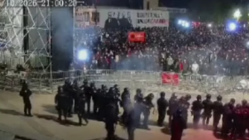 Tensione dhe dhunë në Prishtinë: Publikohen pamjet e sulmit ndaj Policisë së Kosovës gjatë protestës
