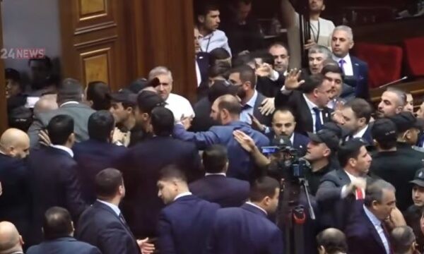 Skenë dhune në Kuvendin e Armenisë: Ndërpritet seanca pas përleshjes fizike mes deputetëve