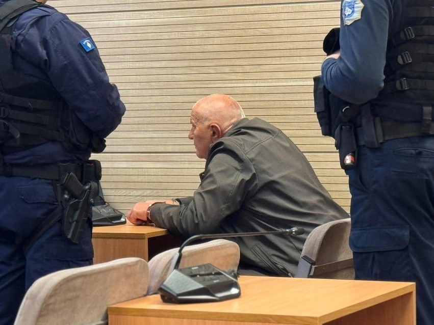 Zvarritet procesi gjyqësor: Çfarë ndikoi në shtyrjen e seancës për Miljojko Gjorgjeviqin, të akuzuarin për krime lufte në Zveçan?