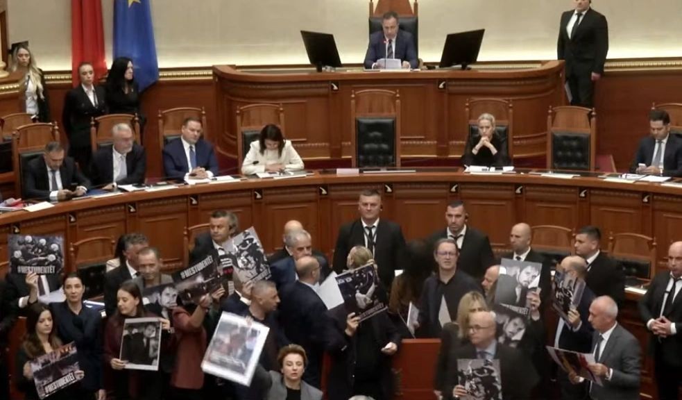 Situatë e tensionuar në Kuvend: Deputetët e opozitës protestojnë, PS kërkon masa ndaj Berishës