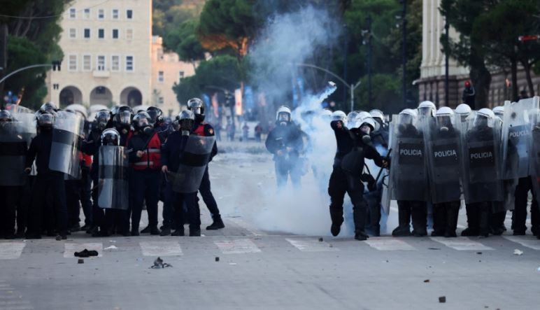 Bilanci i protestave në Tiranë: 271 të ndaluar në një javë, mes tyre edhe gjashtë të mitur