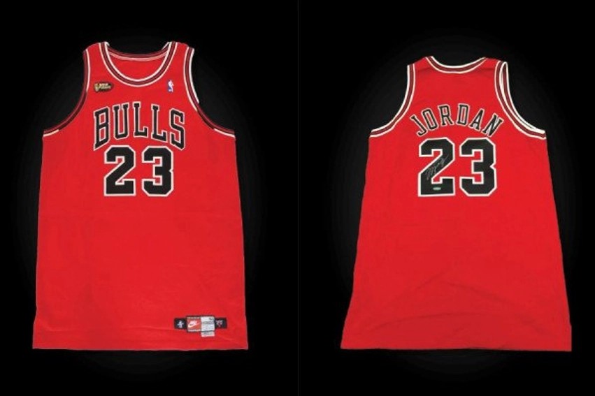 Fanella e Michael Jordanit shitet për 14 milionë dollarë