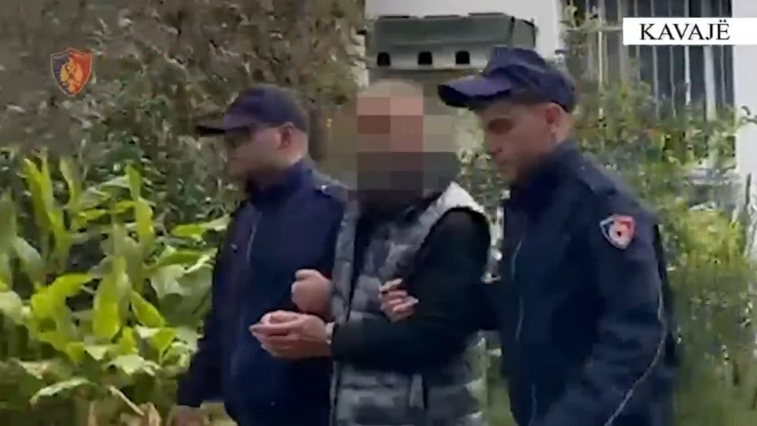 Vjedhja e kasafortës në Kavajë: Policia vë në pranga 46-vjeçarin, shpallet në kërkim bashkëpunëtori