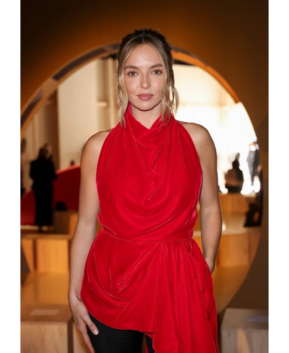 Jodie Comer shkëlqen në Paris me veshjen e kuqe, krah Eddie Redmayne dhe bashkëshortes