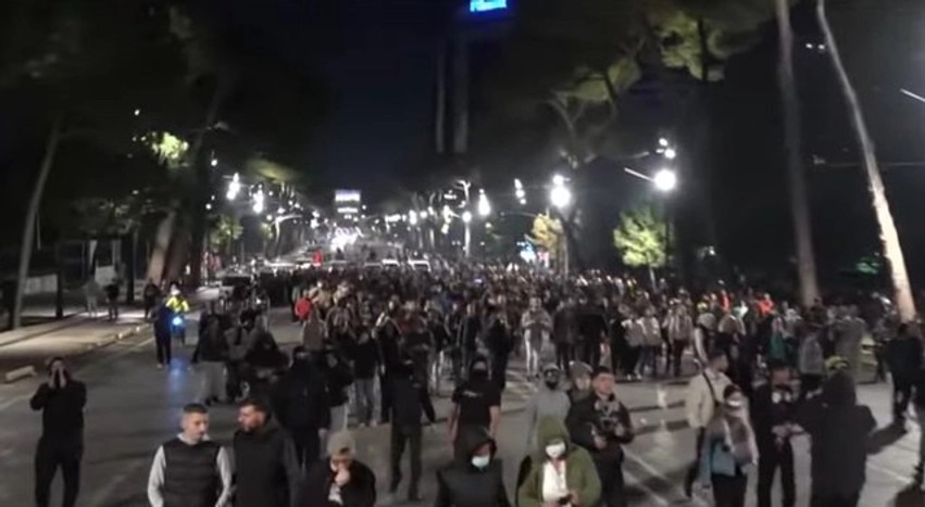 Tensionet para Kryeministrisë: Protestuesit ndryshojnë kurs dhe nisin marshimin nëpër kryeqytet