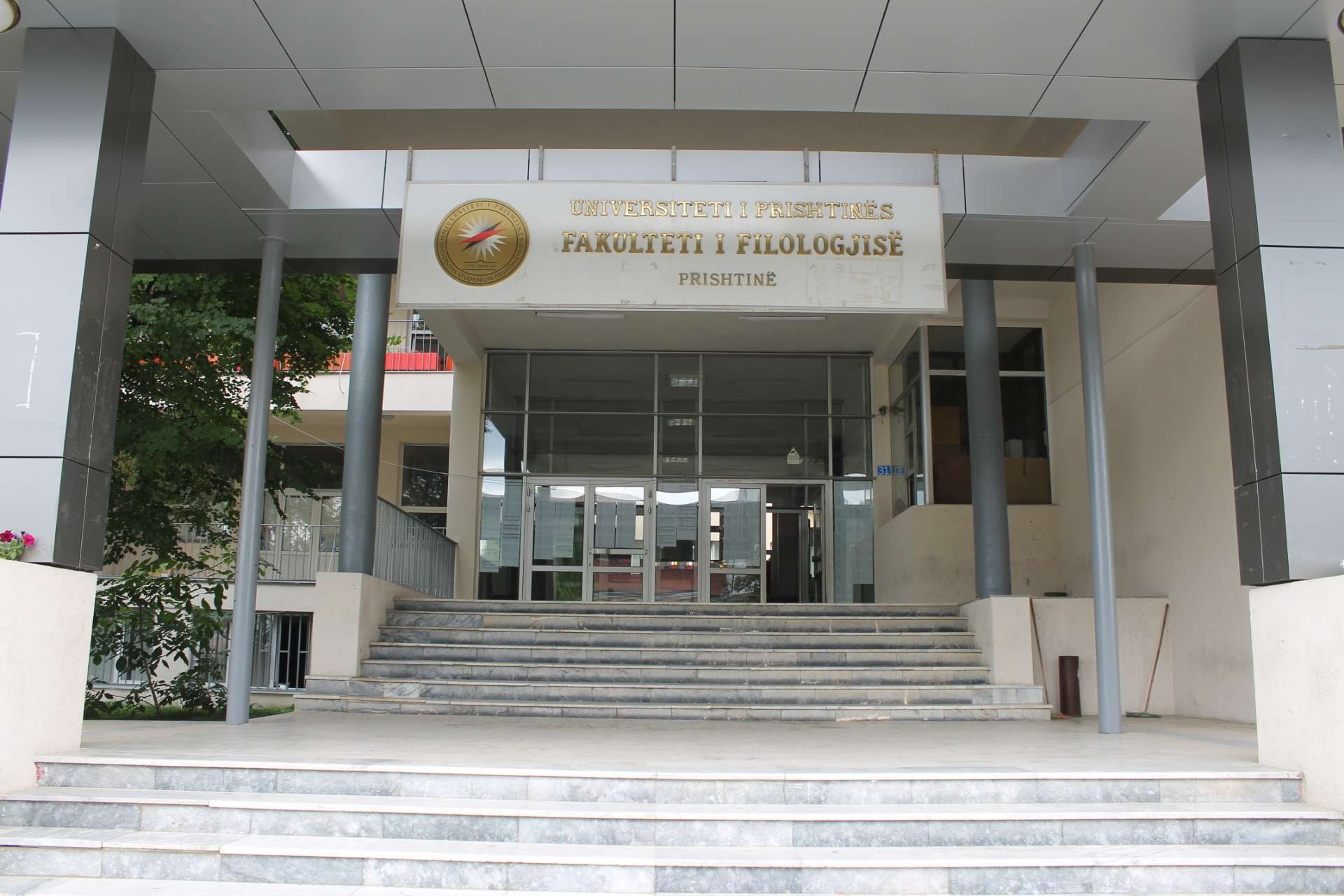 “Mësimi zhvendoset në shesh” – Studentët e Filologjisë bashkohen masivisht me marshin në mbrojtje të ish-krerëve të UÇK-së