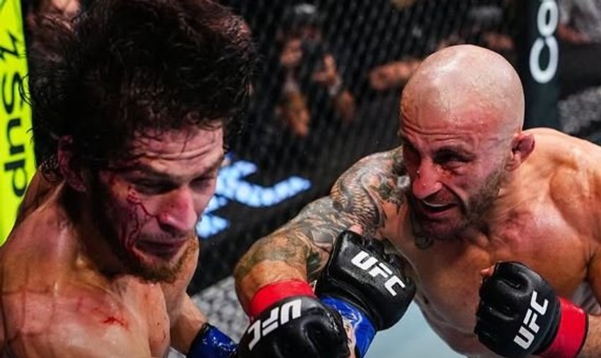 Volkanovski shkëlqen në Abu Dhabi, mbron titullin e botës pas nokautit teknik ndaj rusit Evloev
