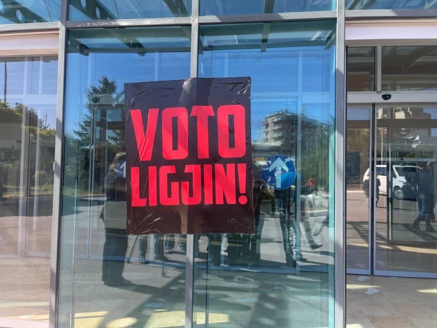 Aksion para Drejtësisë: Thirrje e prerë për Gërvallën dhe Muratin që të votojnë ligjin për UÇK-së