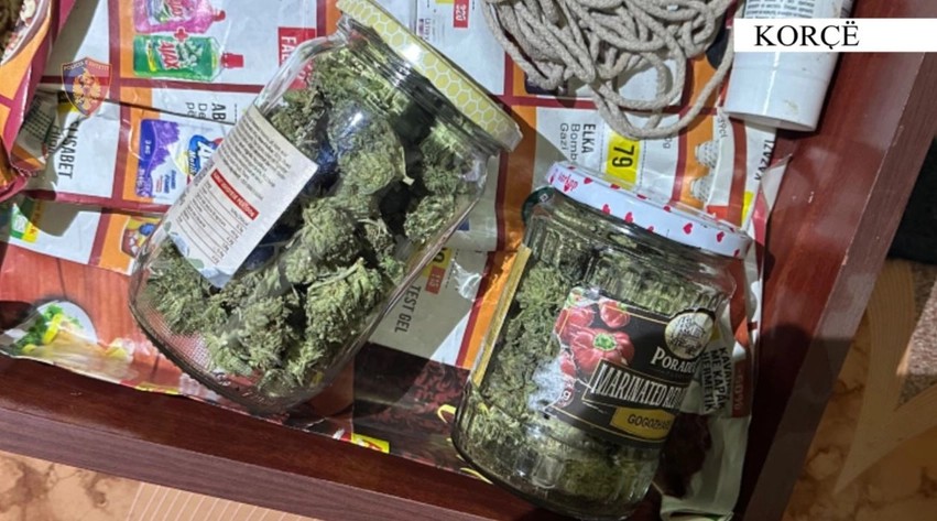La shtëpinë në shkelje të ligjit, plagosi 19-vjeçarin në Korçë dhe u kap nga policia: Në banesë iu gjetën armë dhe lëndë narkotike