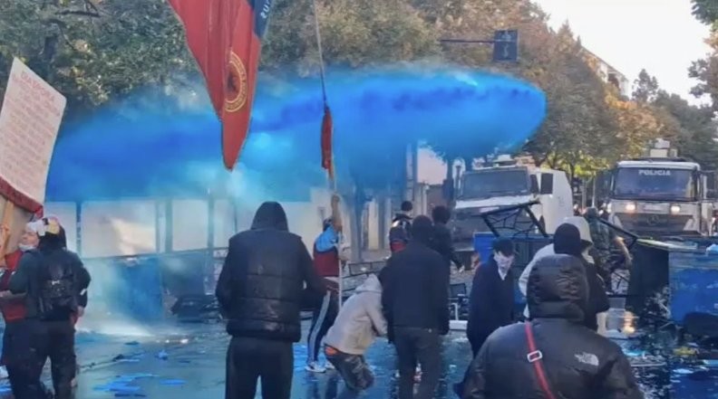 Trazirat në Tiranë: 14 efektivë të lënduar dhe 35 persona të shoqëruar nga Policia