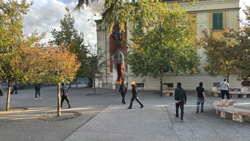 Tensionet në Tiranë: Protestuesit i vënë flakën derës së Ministrisë së Bujqësisë