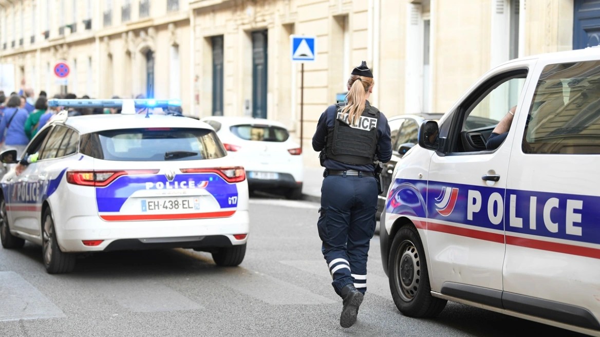 Tmerr në Paris: Gruaja plagoset me thikë para syve të vajzës 6-vjeçare, autori zhduket pa gjurmë