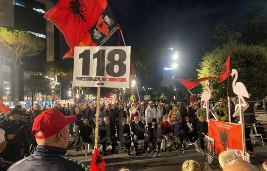 Protesta para Kryeministrisë në Tiranë hyn në ditën e 118-të