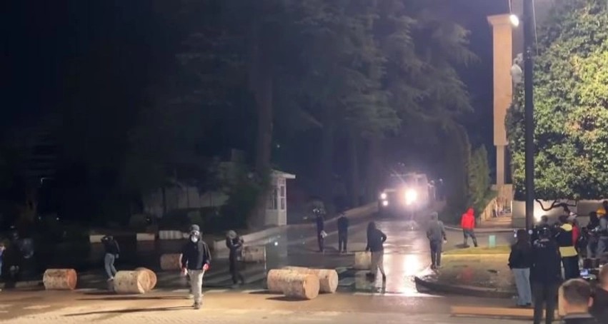 Tensione para Kryeministrisë: Policia ndërhyn me ujë me presion ndaj protestuesve në ditën e dhjetë të tubimit