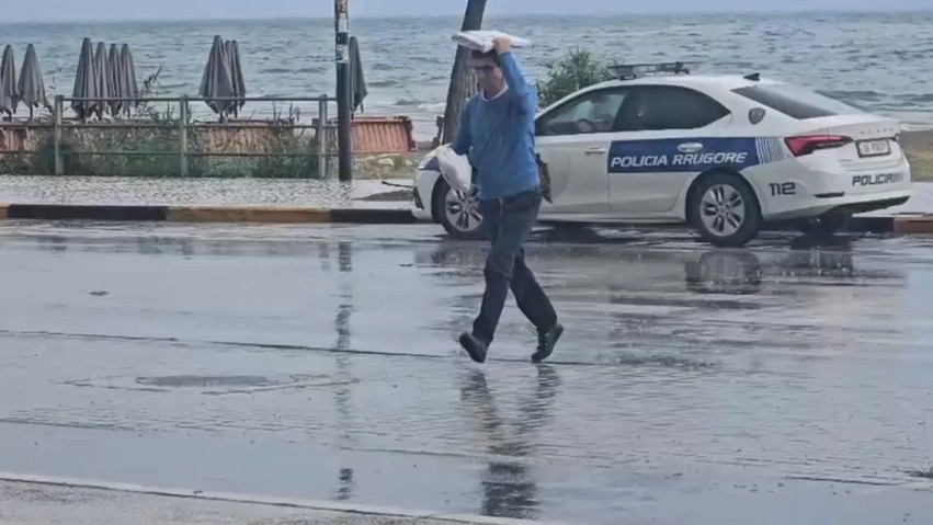 Ndryshimi drastik i motit boshatis Lungomaren e Vlorës, reshjet dhe era surprizojnë pushuesit