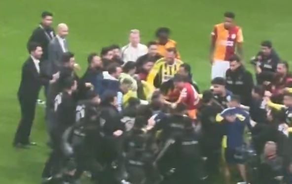 Spektakël dhe dhunë në Stamboll: Galatasaray triumfon në derbi, policia detyrohet të ndërhyjë pas ndeshjes