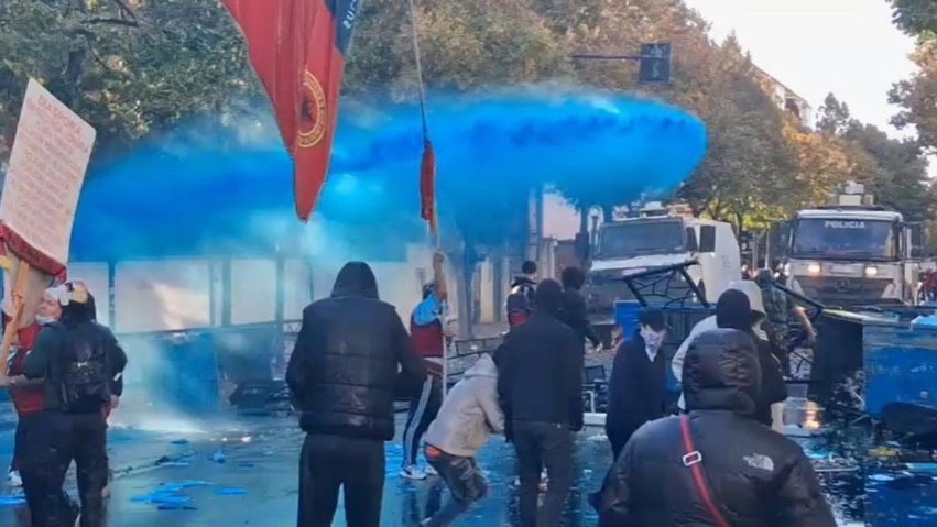 Trazirat në protestë: Numri i të lënduarve arrin në 11, mes tyre edhe katër efektivë policie
