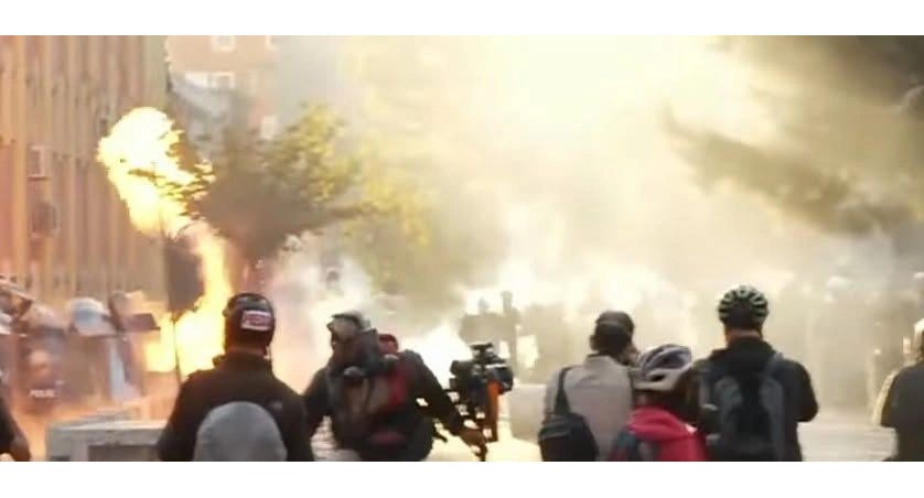 Tensionet në Tiranë: Përshkallëzohet protesta në ditën e saj të gjashtë me molotovë dhe ndërhyrje të policisë