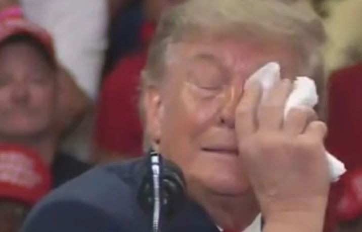 Incidenti i pazakontë në Florida: Donald Trump detyrohet të ndërpresë fjalimin për shkak të një shqetësimi në sy