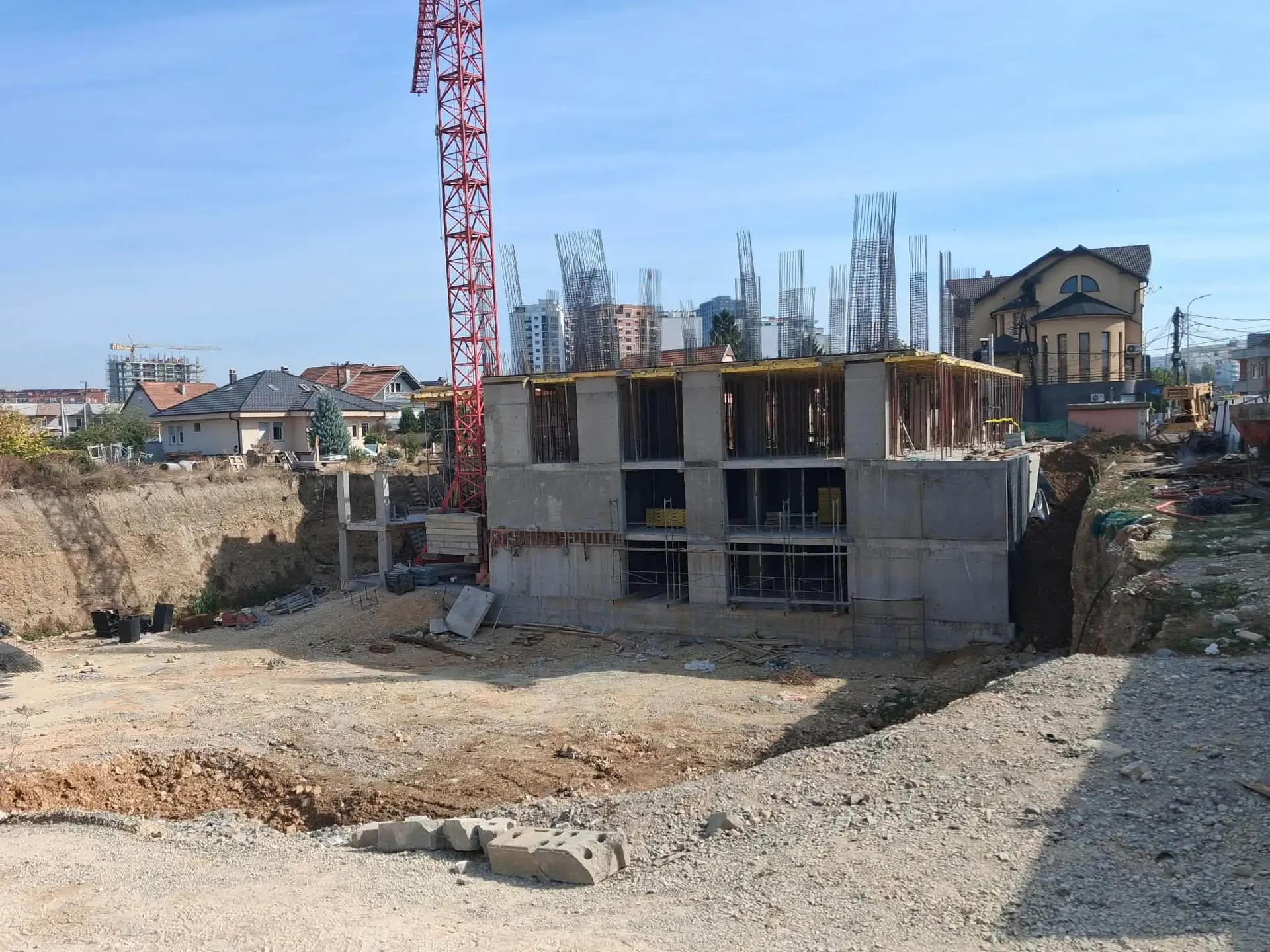 Neglizhenca me sigurinë, pezullohen punimet në kantierin e ndërtimit në Ferizaj