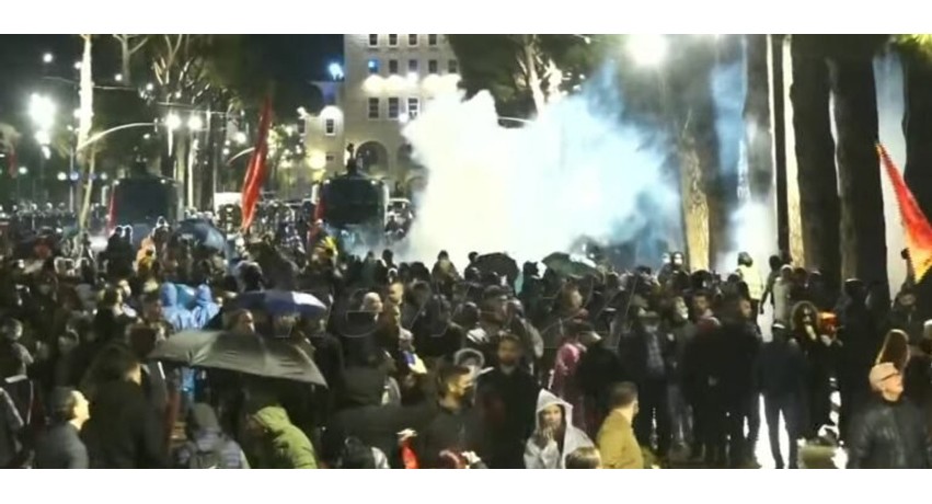 Tensionohet situata para Kryeministrisë: Policia përdor gaz lotsjellës dhe ujë me presion ndaj protestuesve
