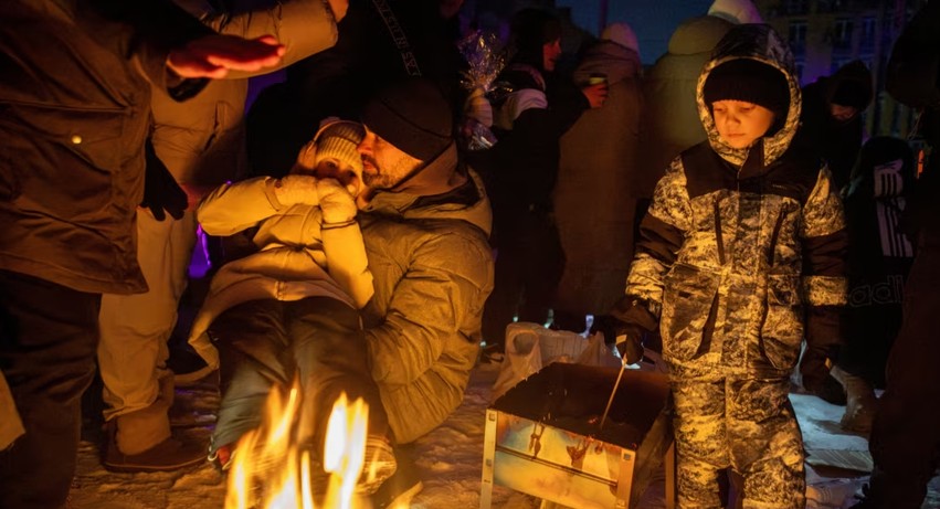 Kriza energjetike në Ukrainë: Moska synon errësirë totale, ndërsa sulmet shkaktojnë viktima në të dyja anët