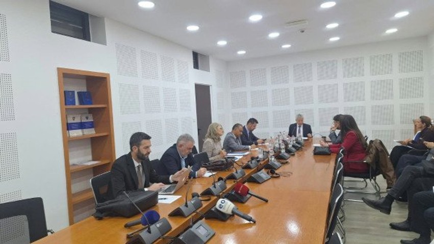 Përplasje në Komision: Rrahmani akuzon ekzekutivin për ndarje të pabarabartë të buxhetit në favor të komunave serbe