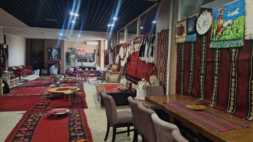 Ekspozita “Shtegtimi i traditës” lidh të kaluarën me të ardhmen e rinisë shqiptare