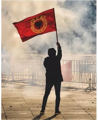 Rrëfimi prekës i gjyqtarit Lirim Jashari: Si u lëndua gjatë protestës duke mbajtur flamurin e UÇK-së
