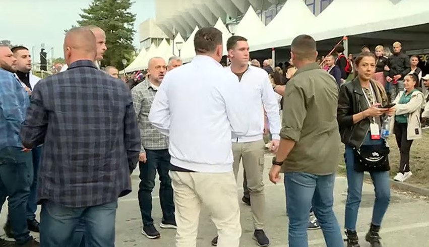 Aparatet e pushtetit në Serbi në fokus: Dalja e Radoiçiqit krah djalit të Vuçiqit dhe alarmi nga Kosova