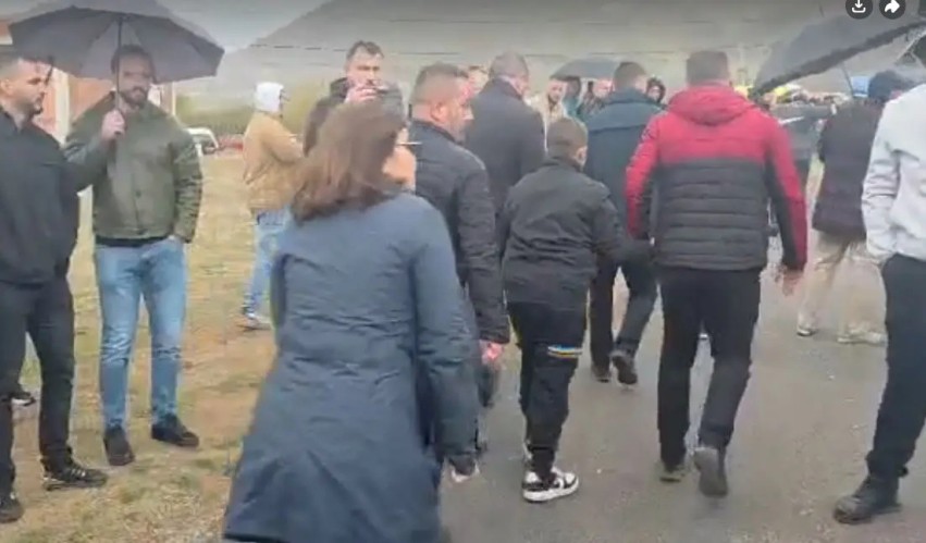Djali i Arlinda Zekajt merr pjesë në varrimin e nënës