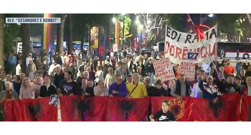“Rama dhe Berisha në burg!” – Qytetarët zhvillojnë protestën e 127-të dhe marshojnë drejt Kryeministrisë