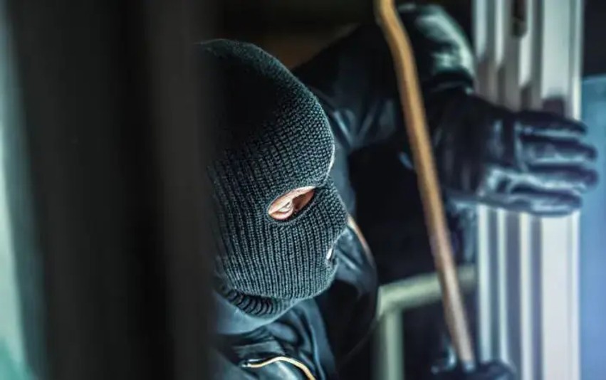 Operacion policor në Skenderaj: Kapen në flagrancë tre persona për vjedhje të rëndë, iu kapet edhe armë zjarri