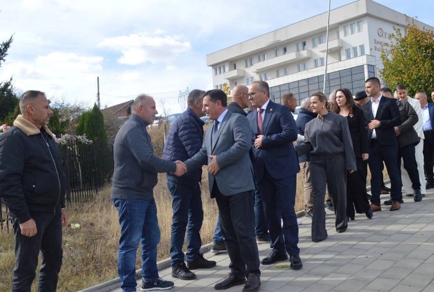 Dy dekada e dy vjet dhimbje: Malisheva përkujton 15 maturantët që u shuan tragjikisht në Fushë Arrëz