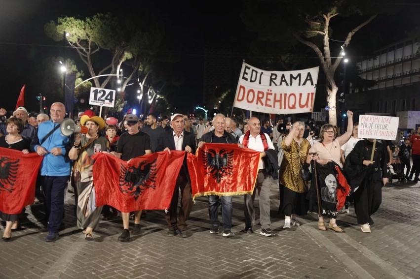 Përshkallëzimi i situatës në Tiranë: Protesta e 124-të degjeneron në përplasje fizike me uniformat blu