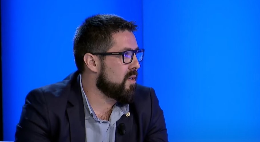 Dardan Krasniqi: Albin Kurti e ka helmuar terrenin politik dhe nuk mund t'i shtrijë dorën Hashim Thaçit