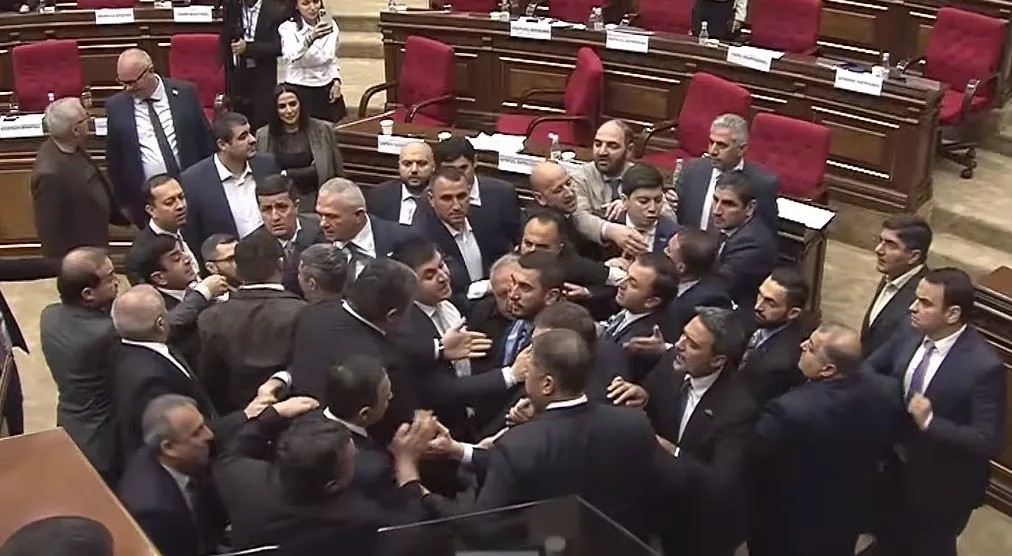Kaos në Kuvendin e Armenisë: Debati politik degjeneron në përleshje fizike mes ligjvënësve