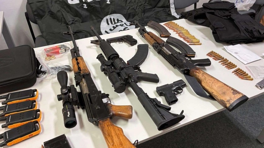 Operacion antiterror në Shkup: Arrestohen tre persona, sekuestrohen armë, snajper dhe flamur i ISIS-it