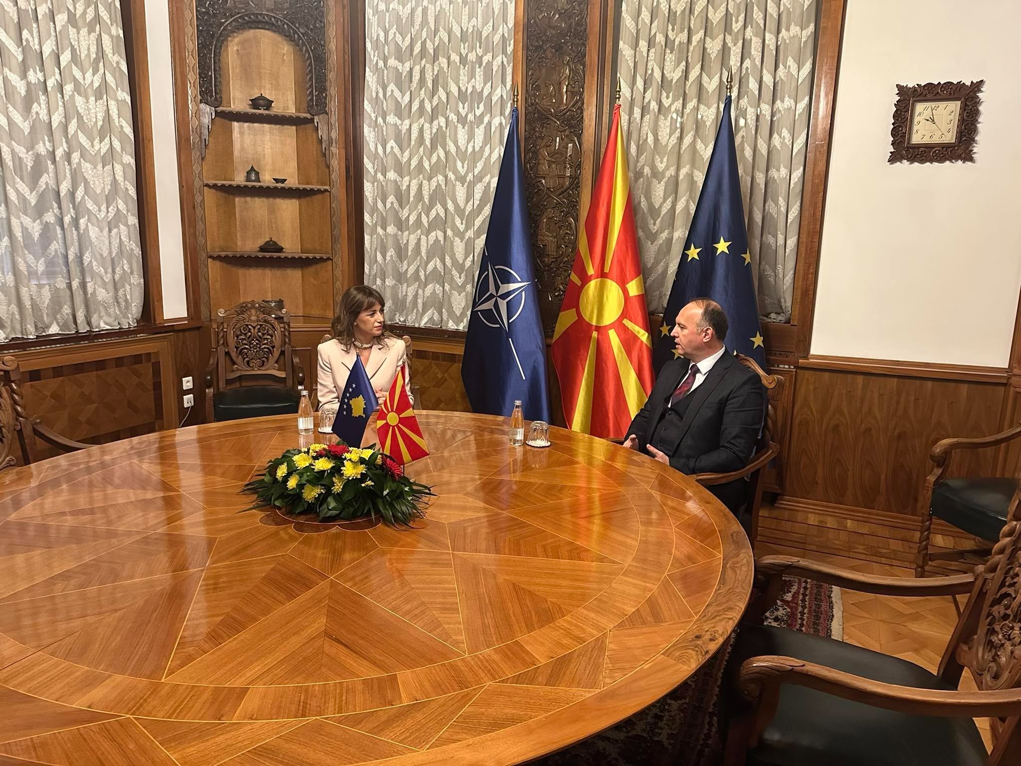 Nderime të larta shtetërore për kryeparlamentaren Haxhiu në Shkup
