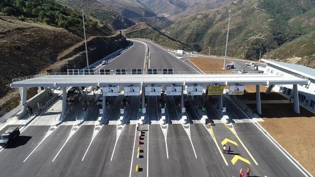Ministria e Infrastrukturës hedh poshtë zërat për shtrenjtimin e taksës në Rrugën e Kombit