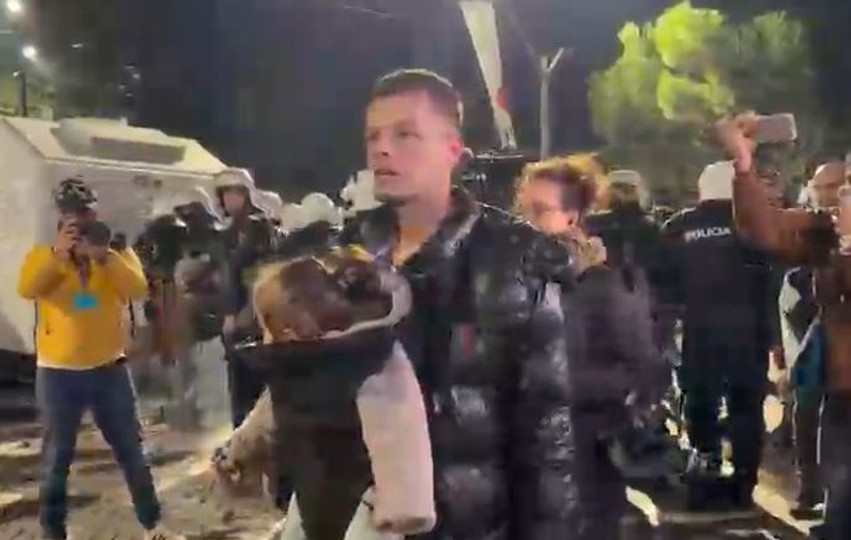 “Po shkatërroni të ardhmen e këtij vendi!”/ Pamjet prekëse të një protestuesi me fëmijën në krahë mes tensioneve në shesh