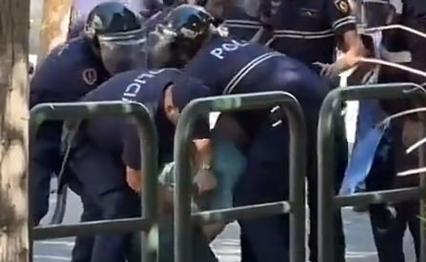 Ndërhyrje e dhunshme në Tiranë: Forcat e rendit shtrijnë përtokë një qytetar të moshuar