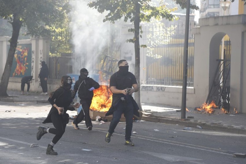 Tensionet në rritje: Studentët thërrasin protestë të re, pas përleshjeve të dhunshme dhe dhjetëra arrestimeve në kryeqytet