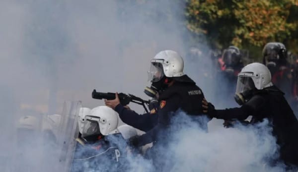 Tensione para Kryeministrisë në Tiranë: Protestuesit hedhin molotovë në ditën e nëntë të tubimeve