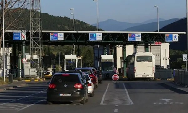 Kolona kilometrike dhe orë të tëra pritjeje në kufirin me Serbinë, fluksi paralizon dy pika kyçe