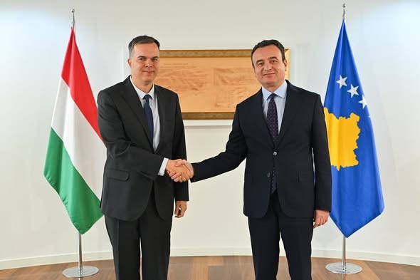 Kurti pret ambasadorin hungarez: Fokus te siguria, ekonomia dhe rritja e numrit të bursave për studentët kosovarë