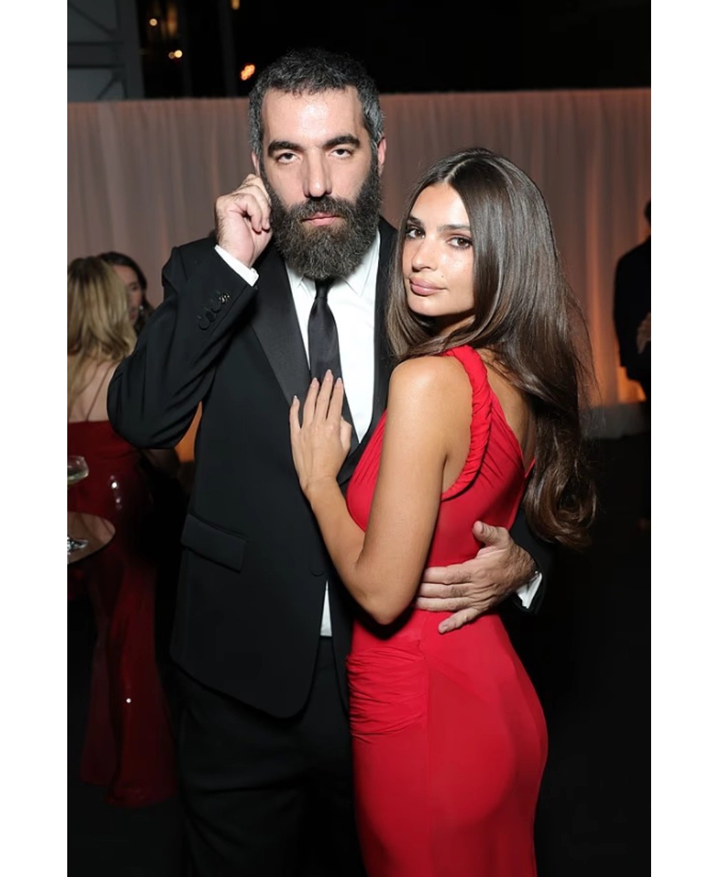 Në qendër të vëmendjes: Emily Ratajkowski shkëlqen në tapetin e kuq krah regjisorit francez