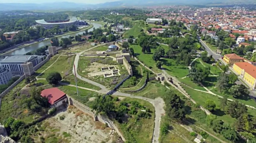 Transformimi i madh në Shkup: Zona e Kalasë bëhet gati për pishinë, diskoteka verore dhe fusha sportive