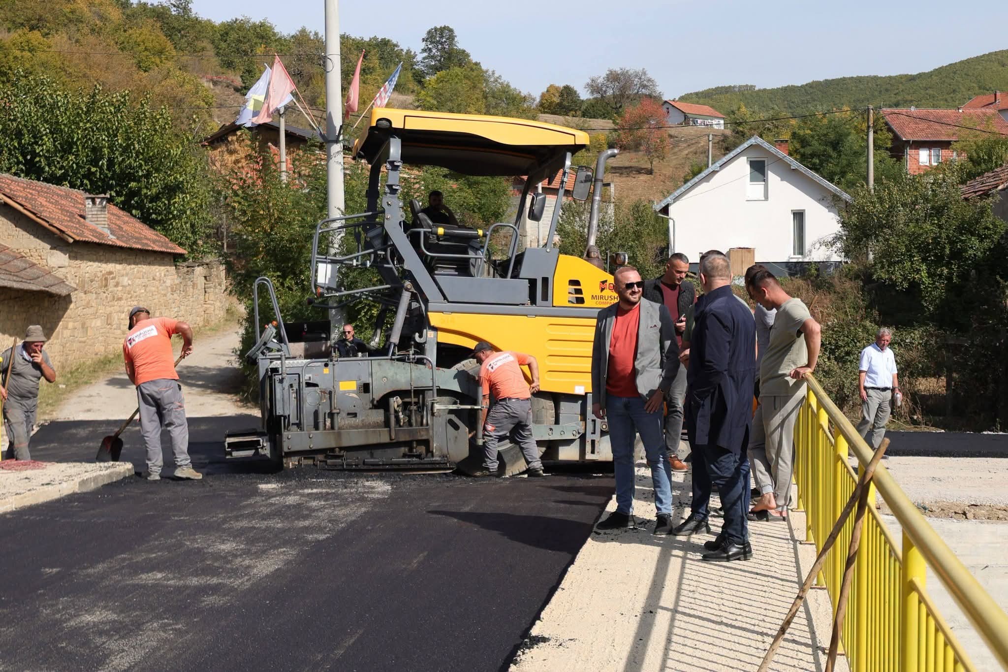 Infrastrukturë e re në Tushilë të Skenderajt: Nisin punimet për asfaltimin dhe sanimin e dëmeve nga vërshimet